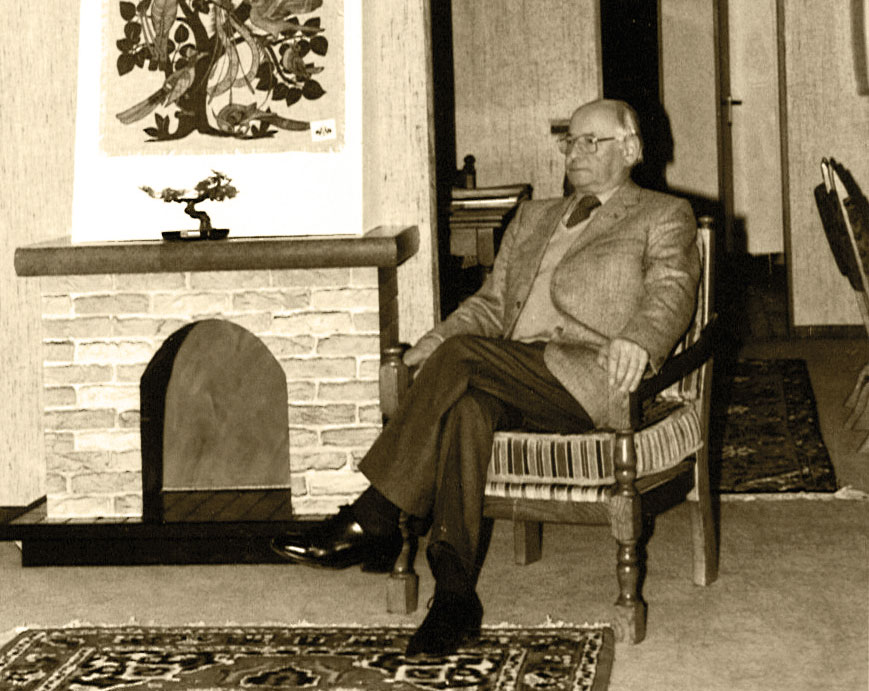 Der Gründer von Möbel Kerkfeld Paul Kerkfeld sitzt auf einem Stuhl.