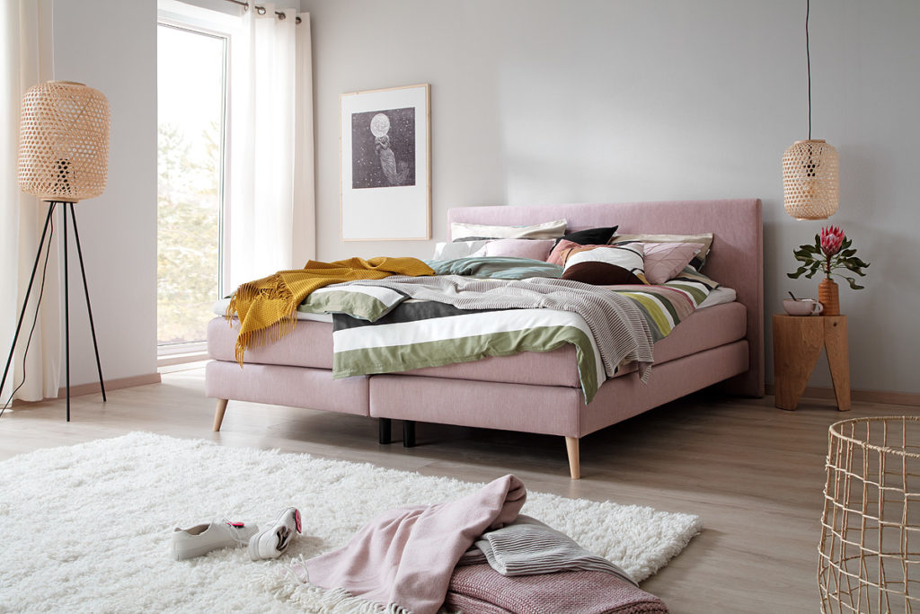 Ein Schlafzimmer mit dem SCHÖNER WOHNEN-Kollektion Bett VITA in rosa mit frischen Farben aus dem Frühling.