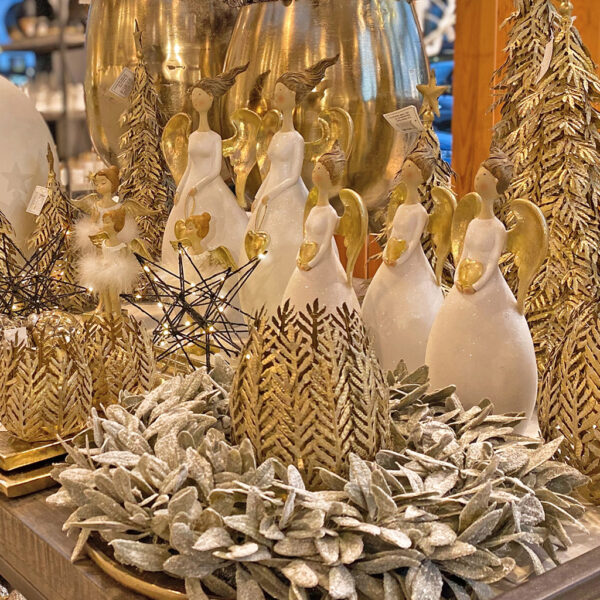 Weihnachtliche Dekoration in Weiß und Gold in der Ausstellung von Möbel Kerkfeld mit ua dem Engel mit Herz.
