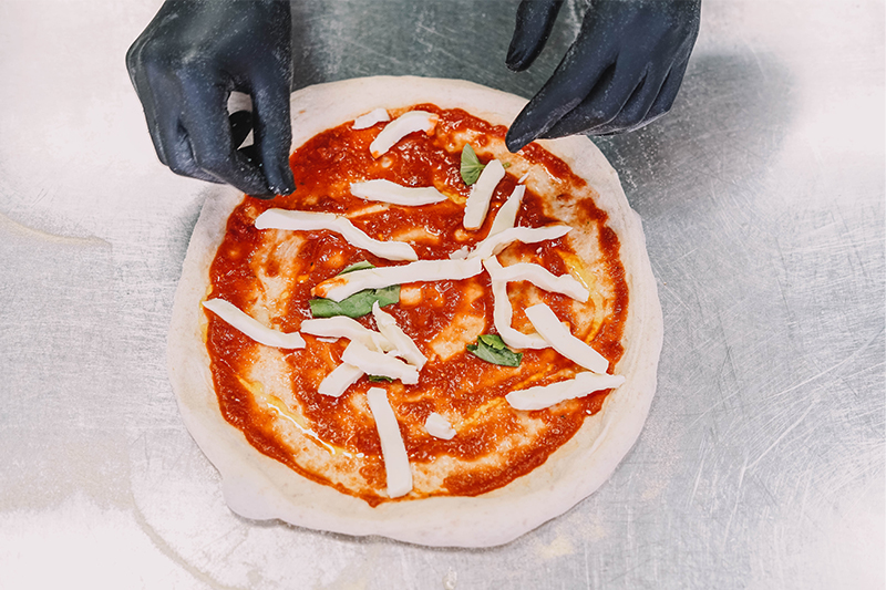 Am Samstag, 10.01.2026 – Pizzaduft trifft Wohnideen: Neapolitanischer Genuss in unserer Showküche 7 moebel-kerkfeld-pizza-fire-dough-02