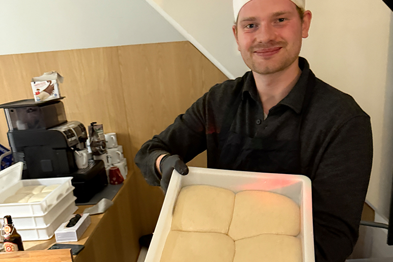 Am Samstag, 10.01.2026 – Pizzaduft trifft Wohnideen: Neapolitanischer Genuss in unserer Showküche 4 moebel-kerkfeld-pizza-fire-dough-05