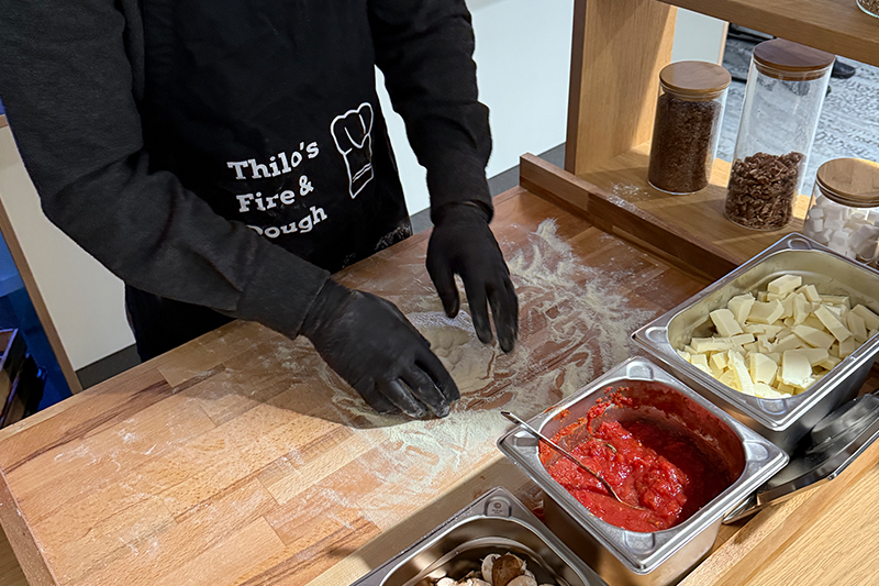 Am Samstag, 10.01.2026 – Pizzaduft trifft Wohnideen: Neapolitanischer Genuss in unserer Showküche 6 moebel-kerkfeld-pizza-fire-dough-06